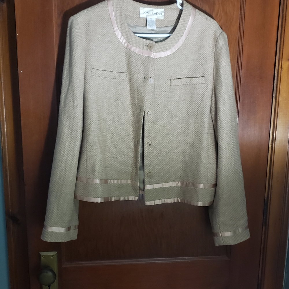 Short linen blazer with satin trim